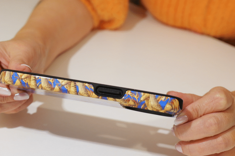 Blue irises 3d stereogram phone case