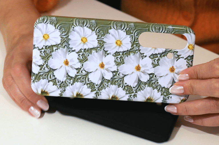 White flowers on a green background 3d stereogram phone case