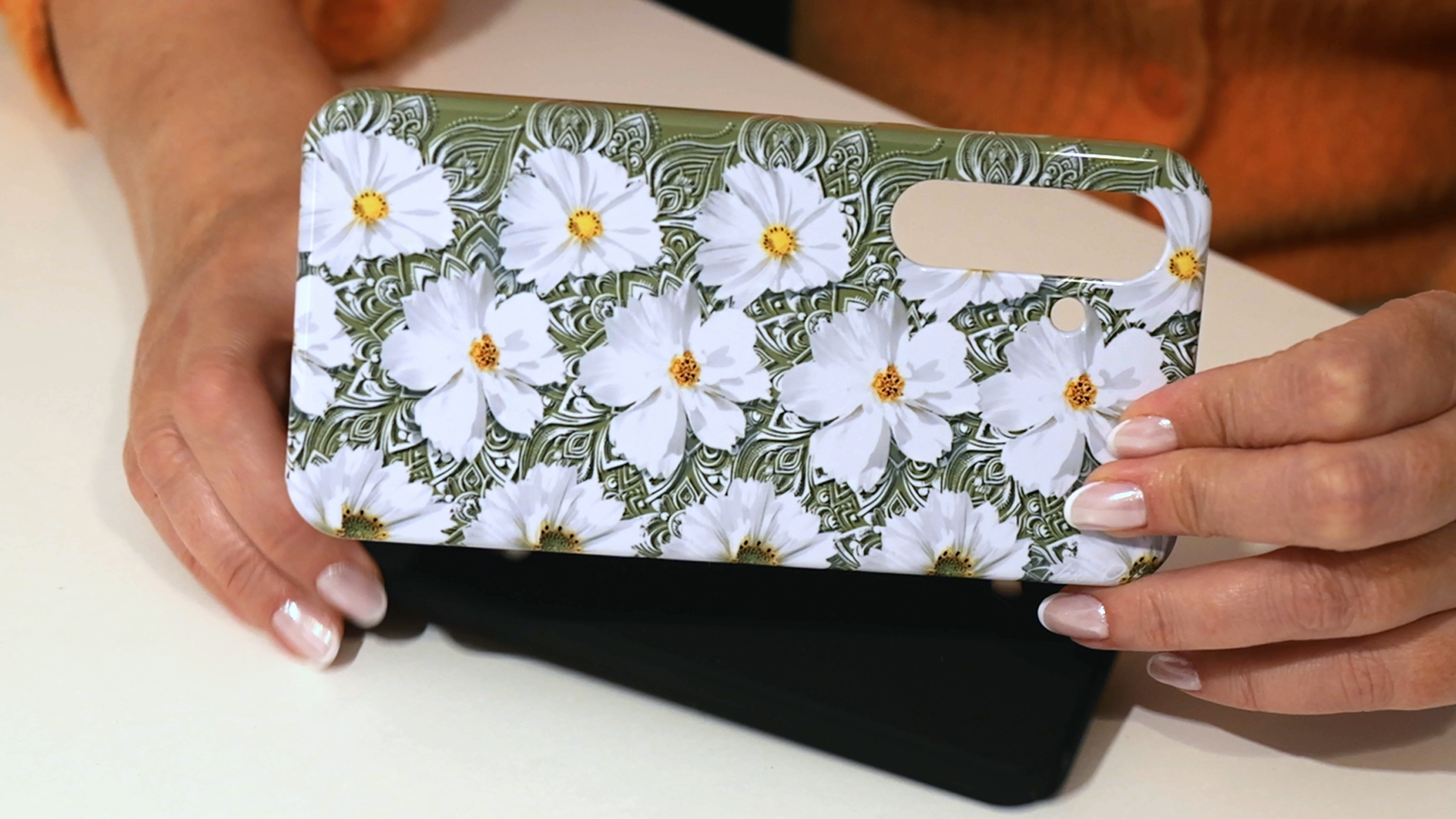 White flowers on a green background 3d stereogram phone case