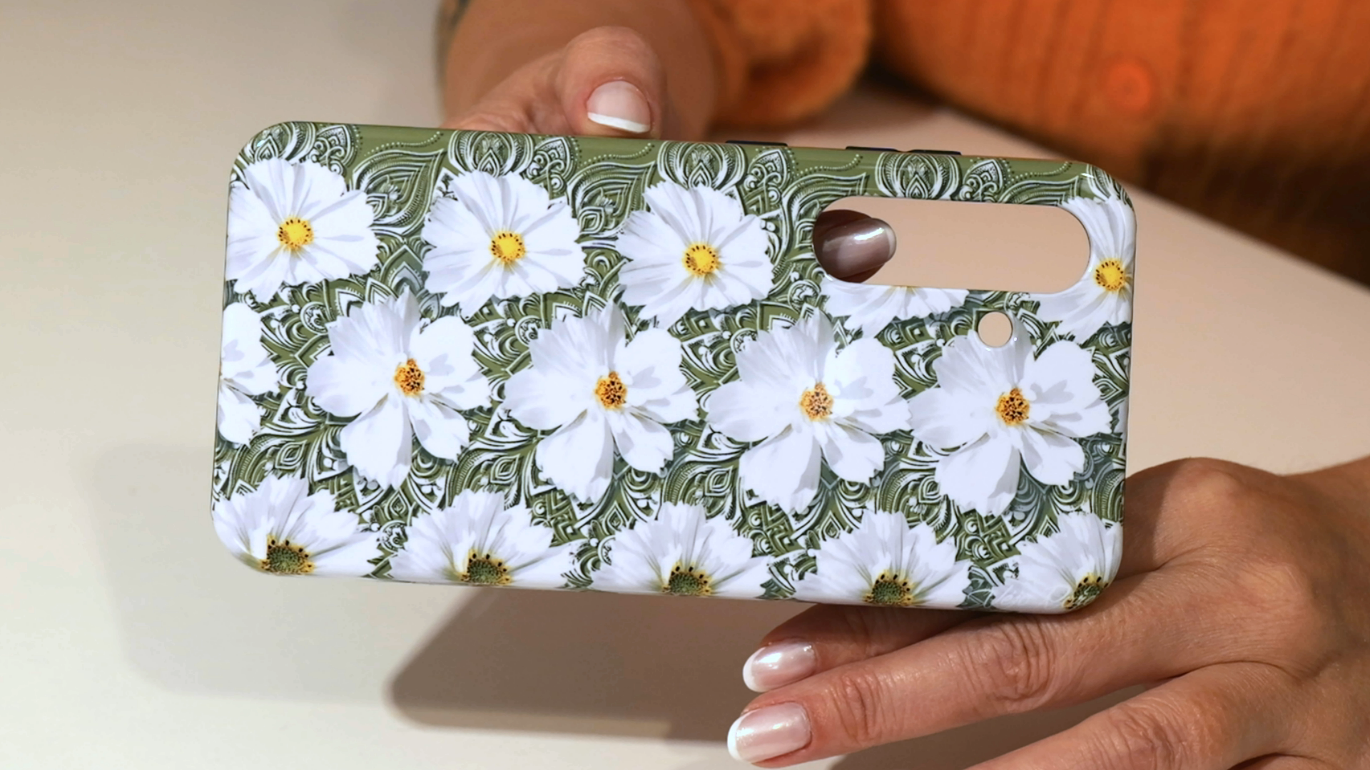 White flowers on a green background 3d stereogram phone case