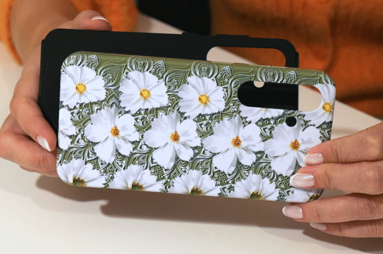 White flowers on a green background 3d stereogram phone case