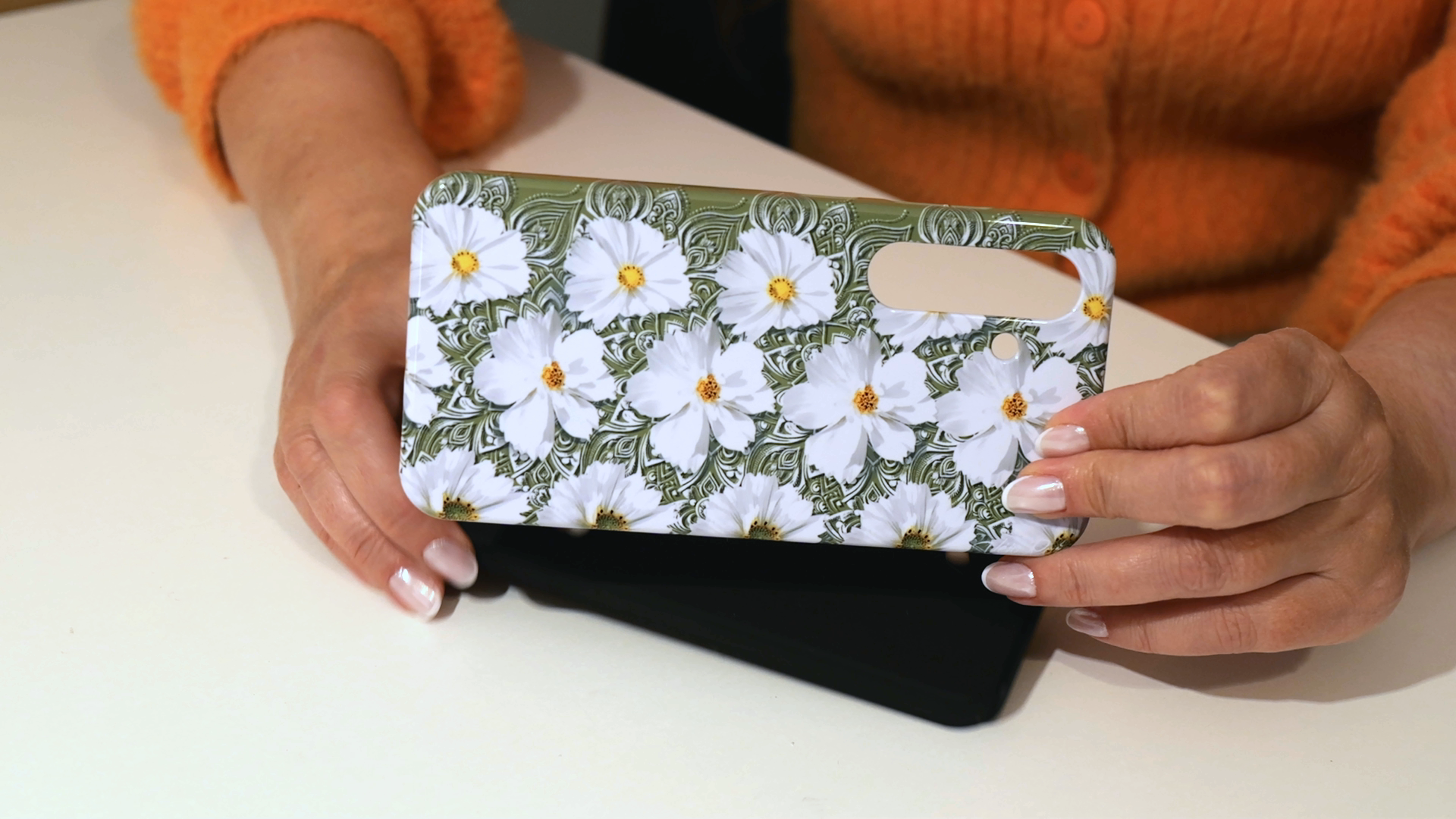 White flowers on a green background 3d stereogram phone case
