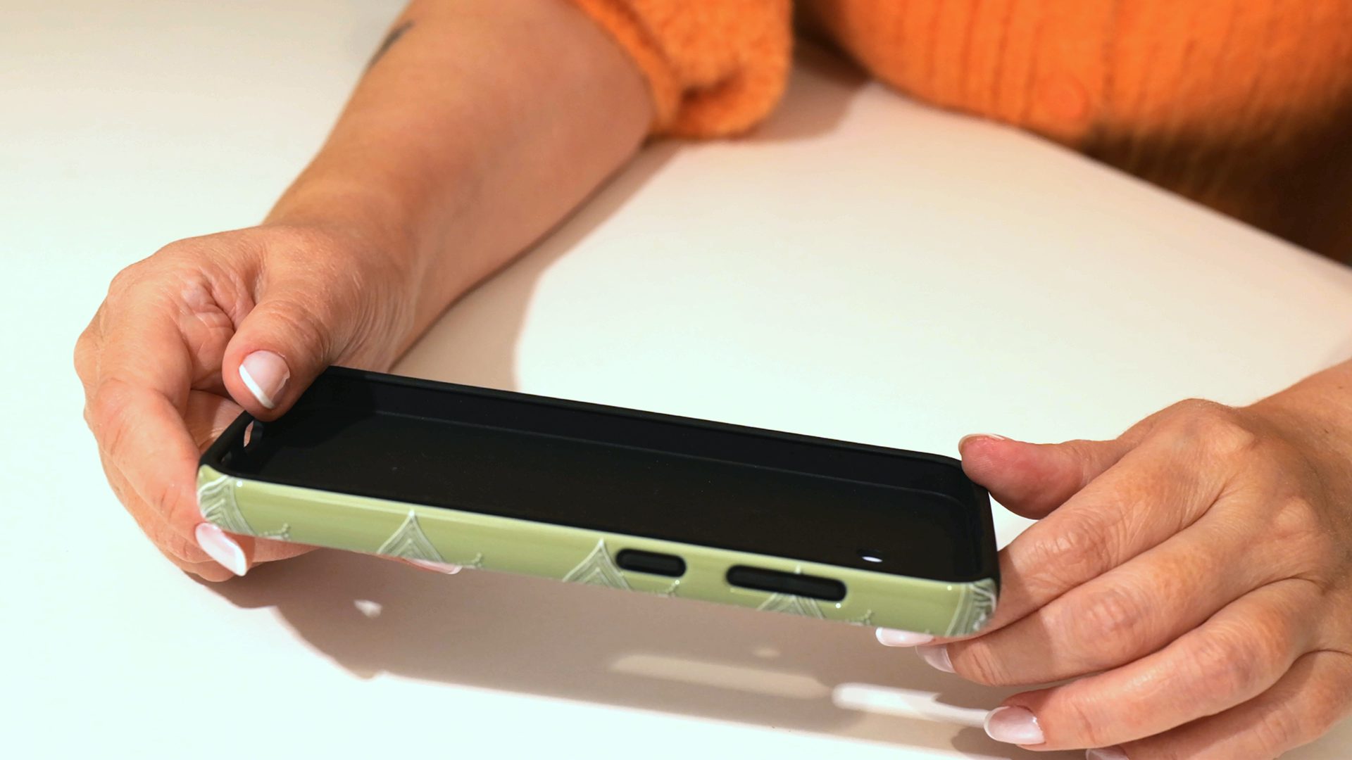 White flowers on a green background 3d stereogram phone case