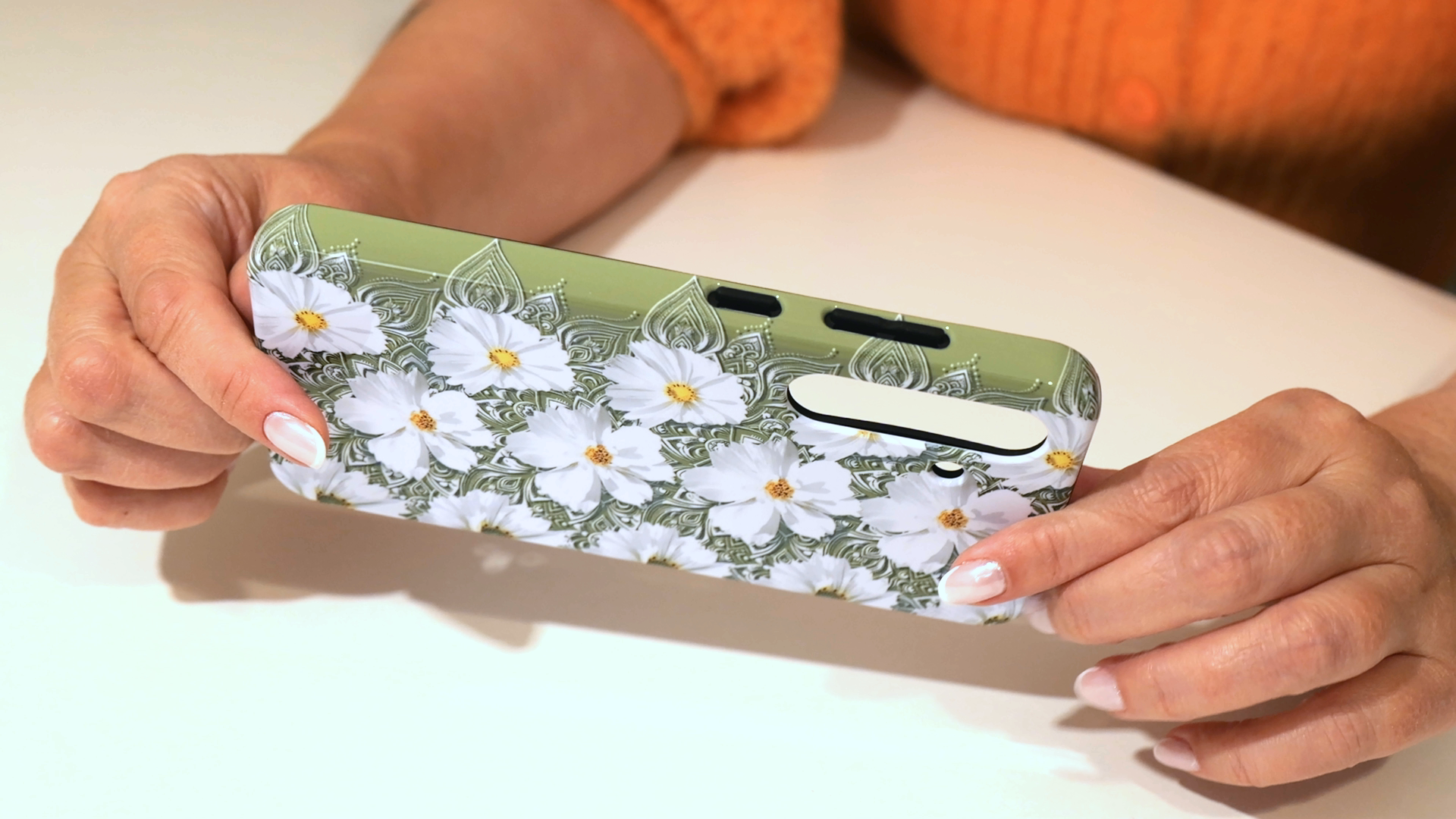 White flowers on a green background 3d stereogram phone case