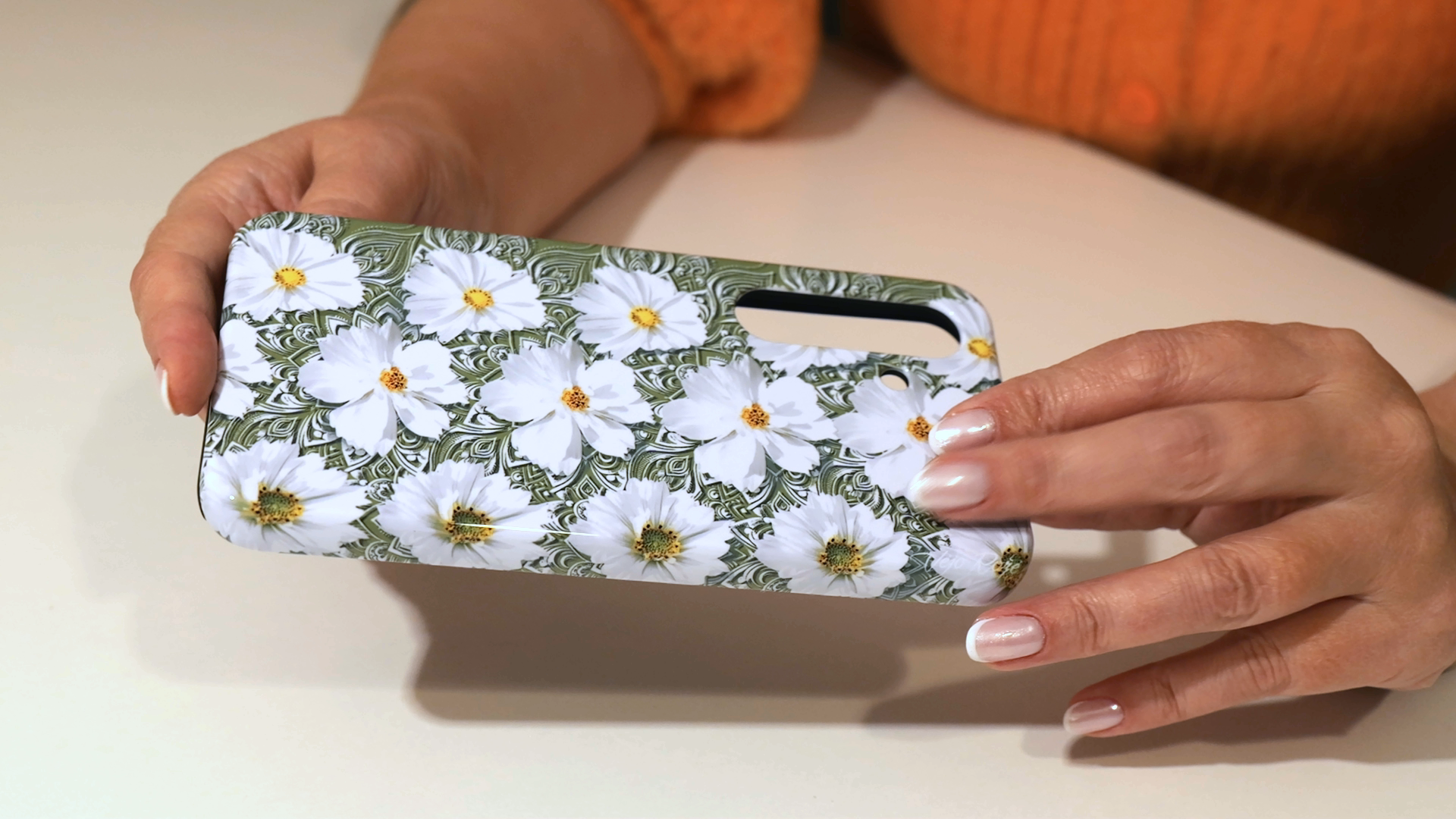 White flowers on a green background 3d stereogram phone case