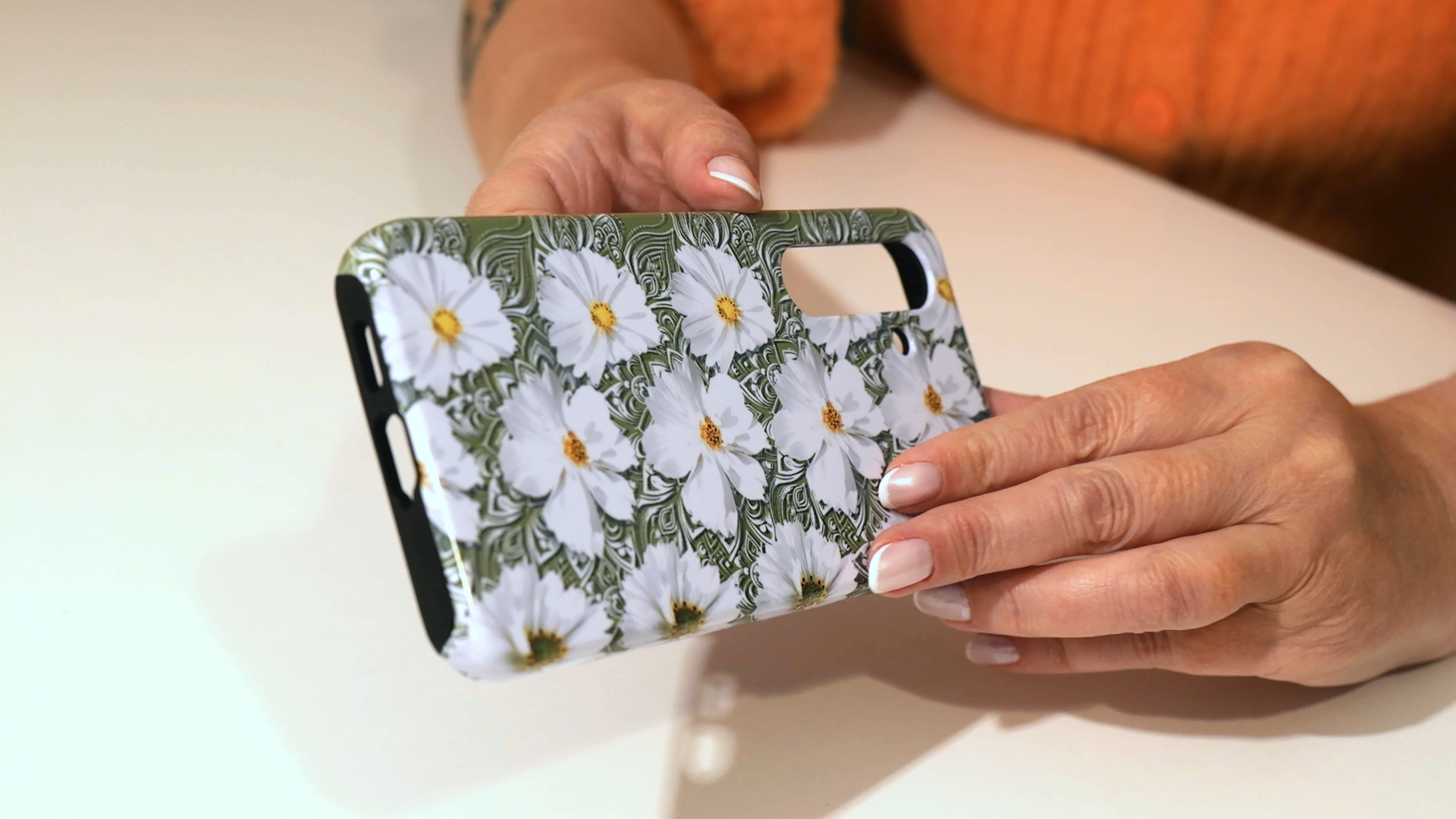 White flowers on a green background 3d stereogram phone case